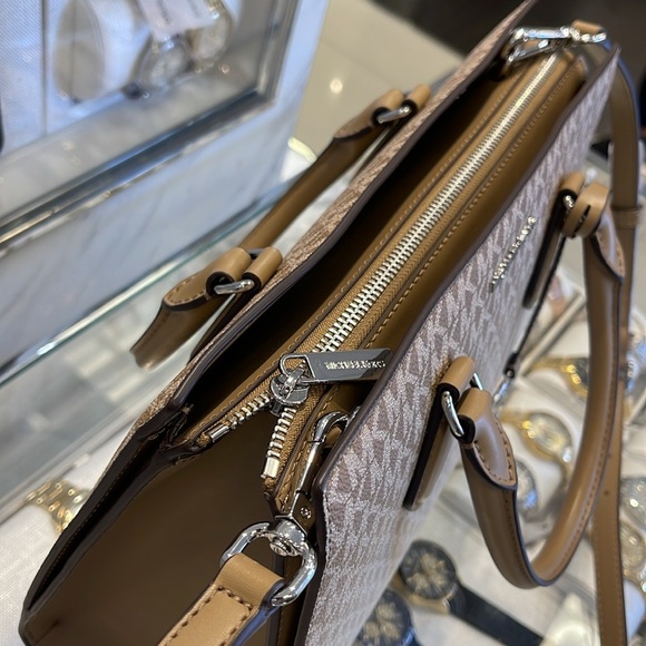 Michael Kors Sheila Medium Ombré Signature Logo Satchel
Husk
NWT - Picture 13 of 16